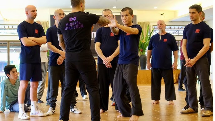 It uslubidagi yalangoch ayollarning yaqindan suratlari