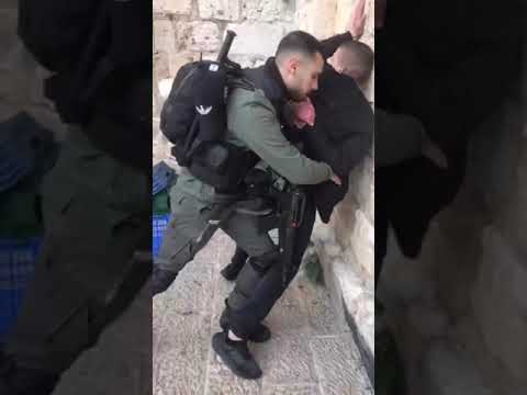 Kudüs şehrinde bir İsrail askeri tarafından üstü aranırken Filistinli gencin tepkisi buydu.