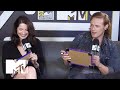 outlander stars caitriona balfe sam heughan play know your co star comic con 2015