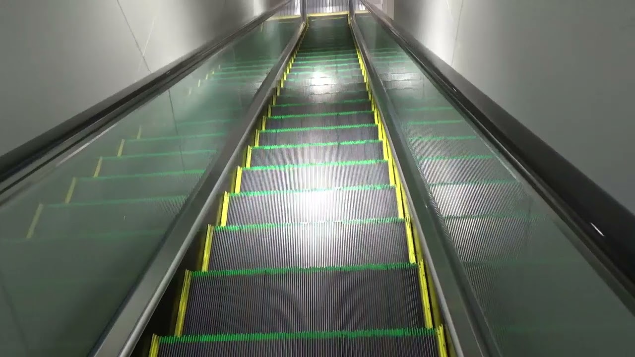 新駅JR衣摺加美北駅のエスカレーターその２