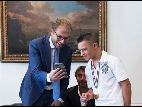 Il Ministro per lo Sport Luca Lotti premia Valerio Catoia (27/07/2017)