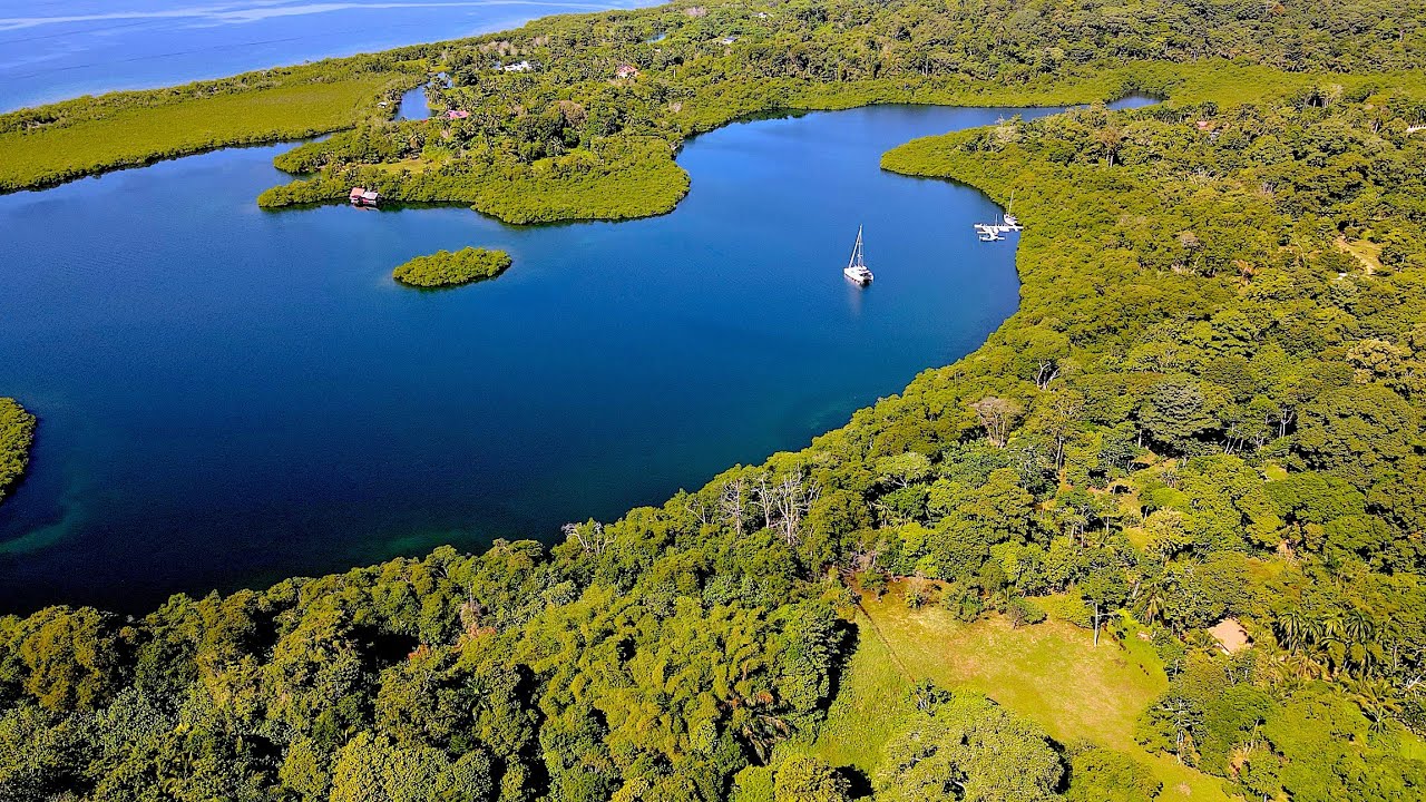 Terrain Titré avec un vaste front de mer. Accès route-eau, 5 minutes de la ville de Bocas del Torro