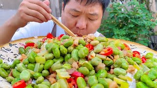 In the season of eating broad beans  stirfry with cowhide vegetables. It's really fragrant after e