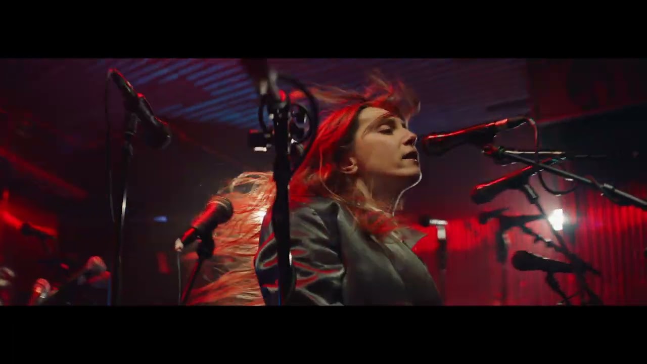 在 YouTube 上觀看「Linn Koch-Emmery - A room where I can scream (Official Music Video)」