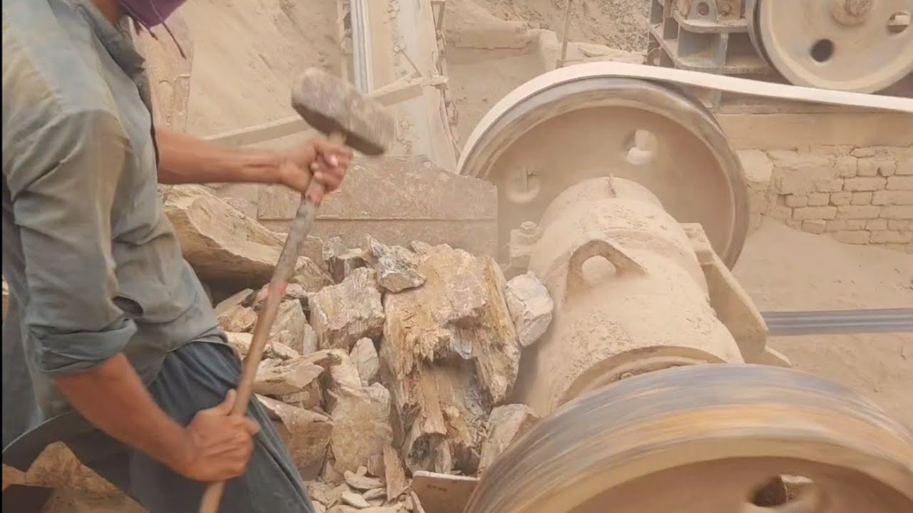 Big Rock stone in hammer action and powerful machine plant very hard Work