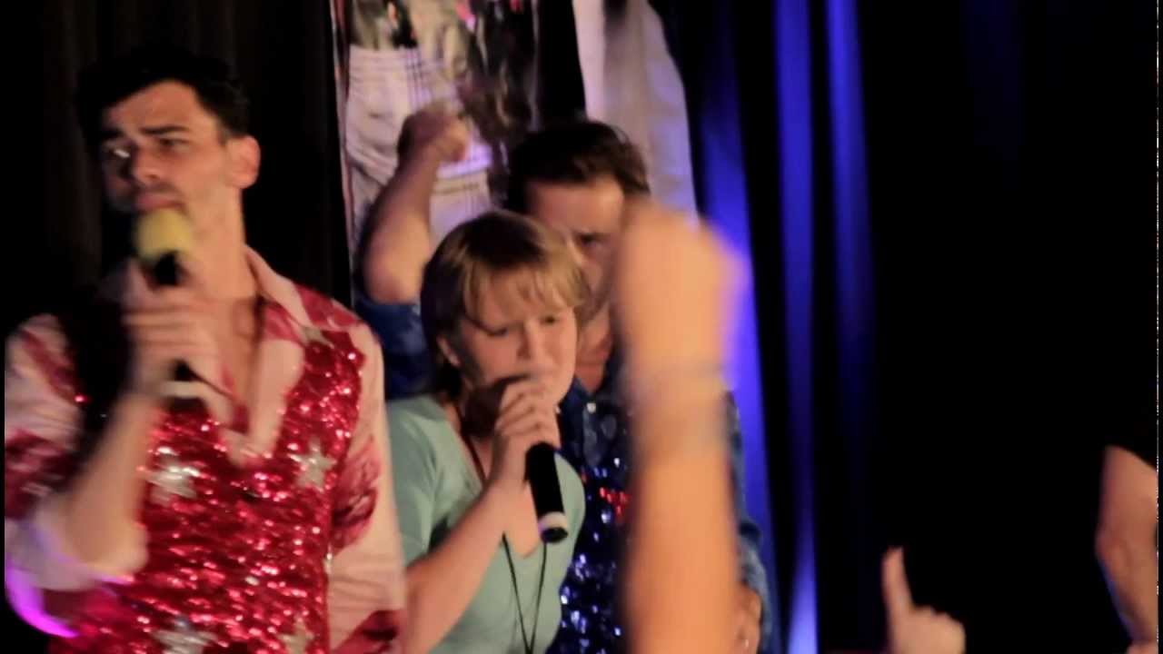 Matt Cohen and Company singing Brittany Spears @ Supernatural DallasCon 2012