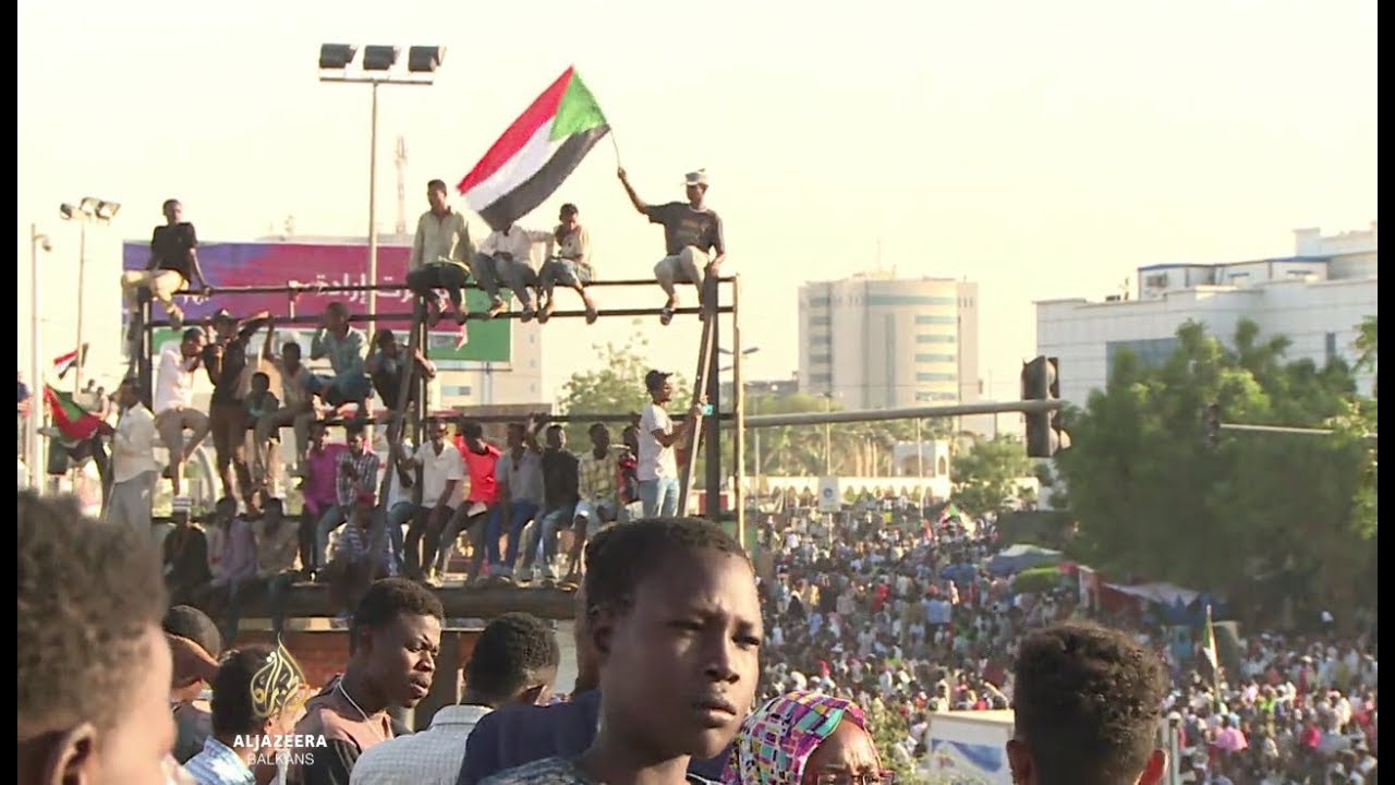 احتجاجات أمام مقر قيادة الجيش في الخرطوم