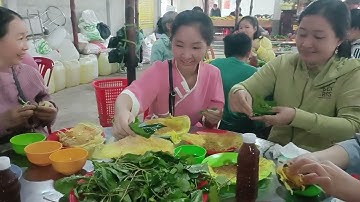 Buổi trưa rất nhiều bà con về Mẹ Mẫu Tiền Giang - Hưng Long Cổ Tự dùng bánh xèo. 