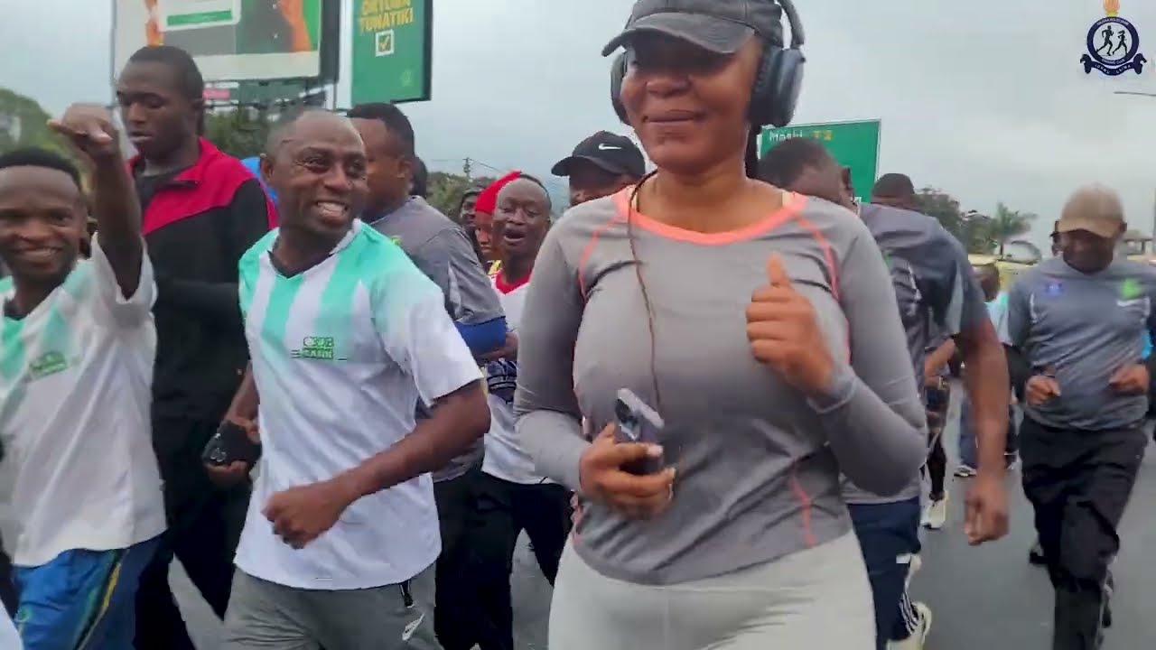 KUMBU KUMBU anazo mpiga picha