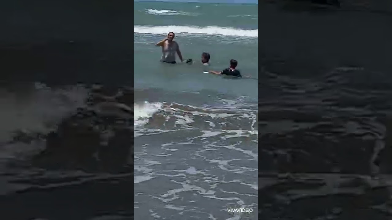 شنا تو دریا ساحل گهرباران با حسن اینا