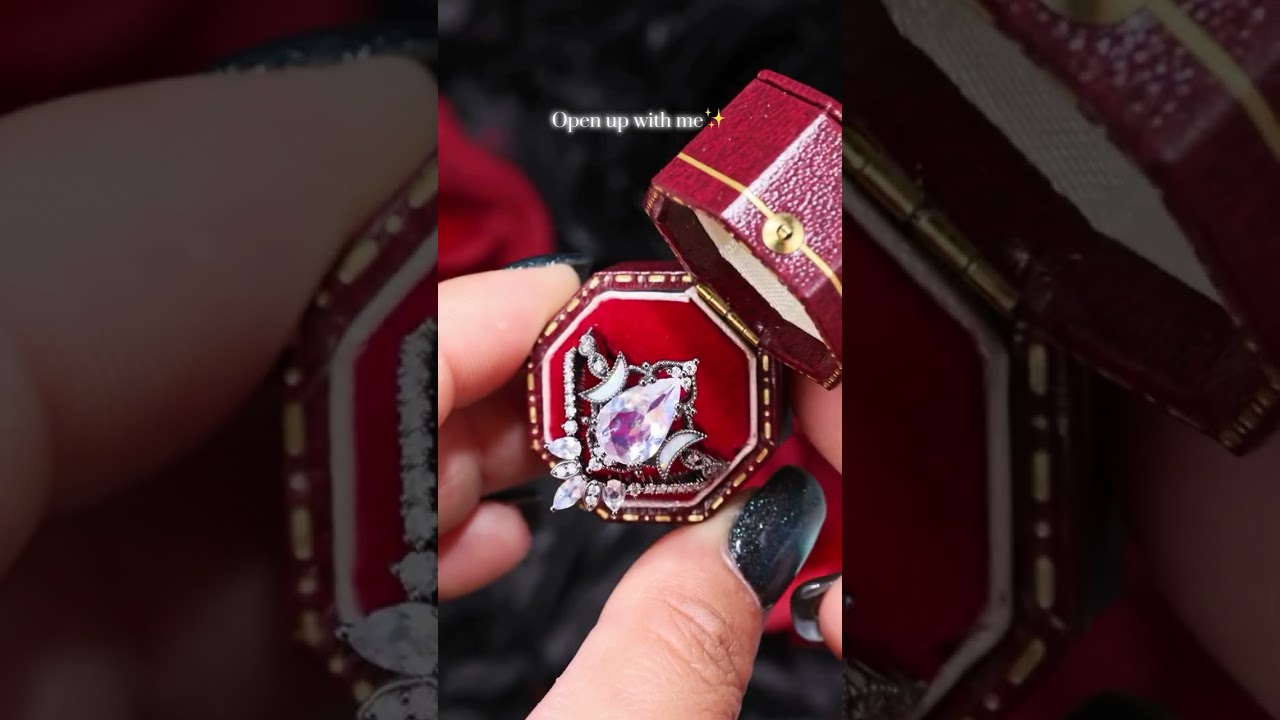 I’ve never seen such a beautiful moonstone💙😻Black gold ring is so charming!!!