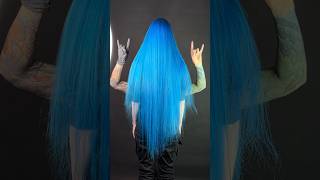 Обесцветила метровые волосы и покрасила их в сине-бирюзовый