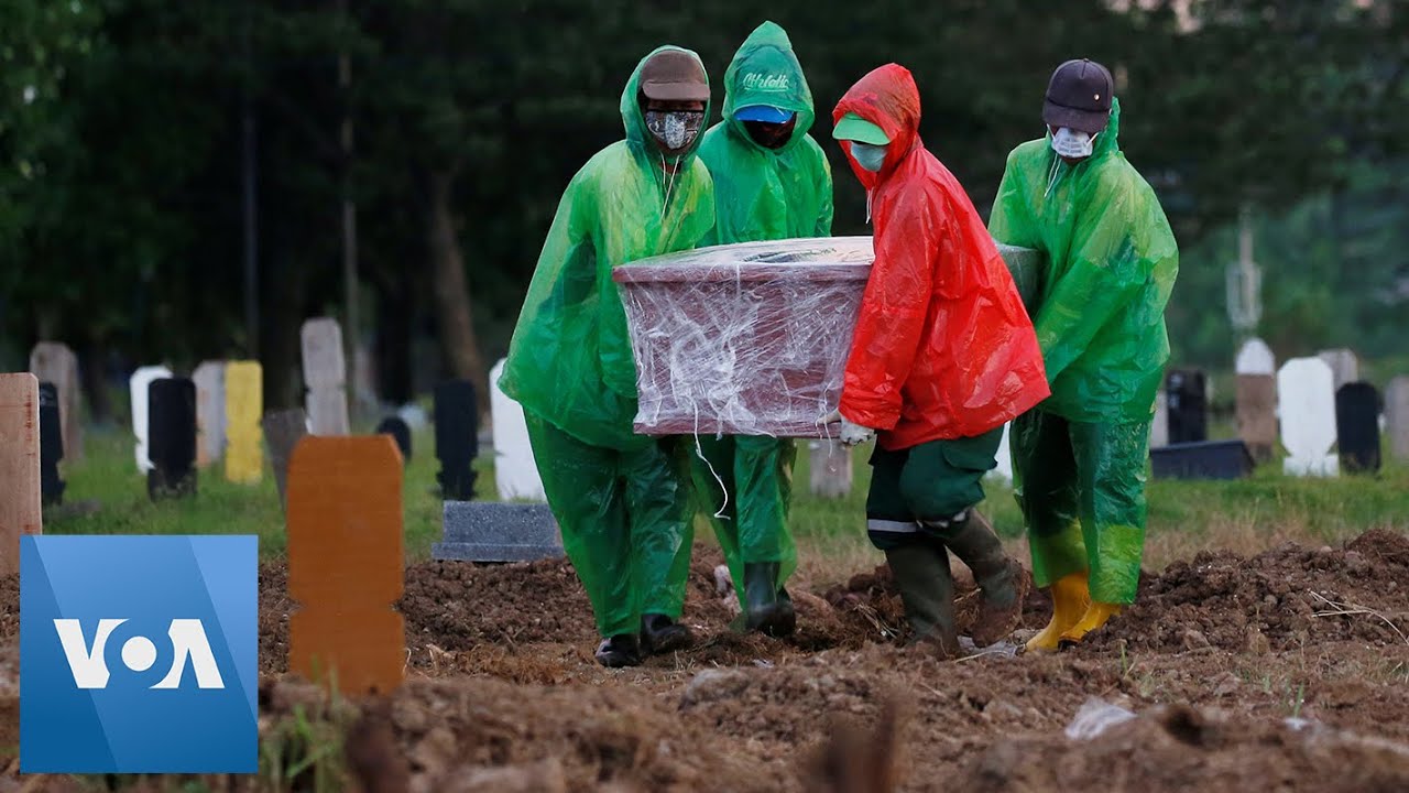 Indonesia Buries Dead From Coronavirus - YouTube