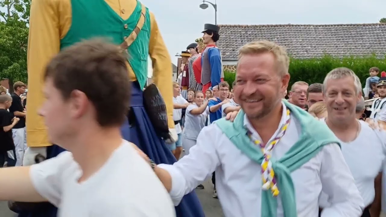 Bruno Lefebvre ⚘️ au Carnaval de Paris 🗼. La Royale Fanfare de Moulbaix-Ligne