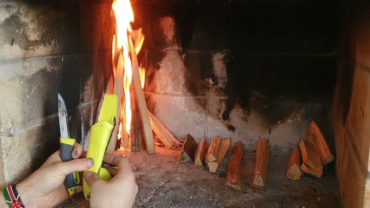 Tänder brasan med tändstål och töre/tjärved/fetved