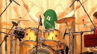 Соло на барабанах с закрытыми глазами и полотенцем на голове - Барабанщик Даниил Варфоломеев 13 лет