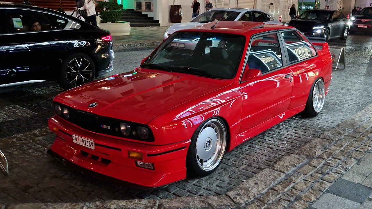Se idziesz po Dubaju i nagle.. BMW e30 M3 na glebie i z wyjątkowym kołem / japoński klasyk w bonusie