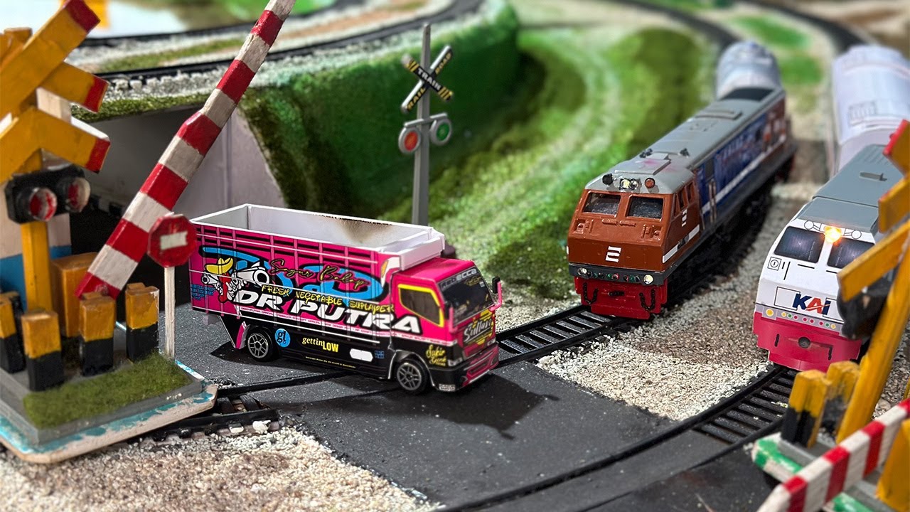 Unboxing dan Merakit Kereta Api CC203  Remote Control Langsung Rolling Anjlok Tabrak Truk Oleng