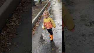 После дождика 🤩 #дети #детскийканал #прогулка #дождь #осень #baby #сребенком #семья