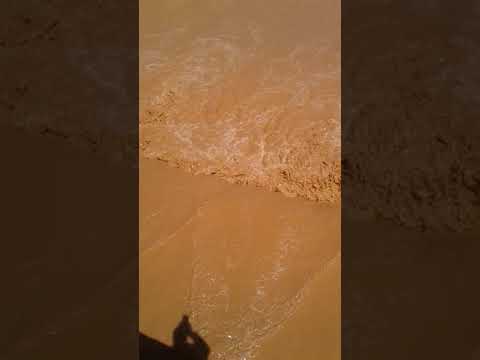 وادي في المغرب لونه أحمر طيني يسمى الواد الاحمر سبحان الله