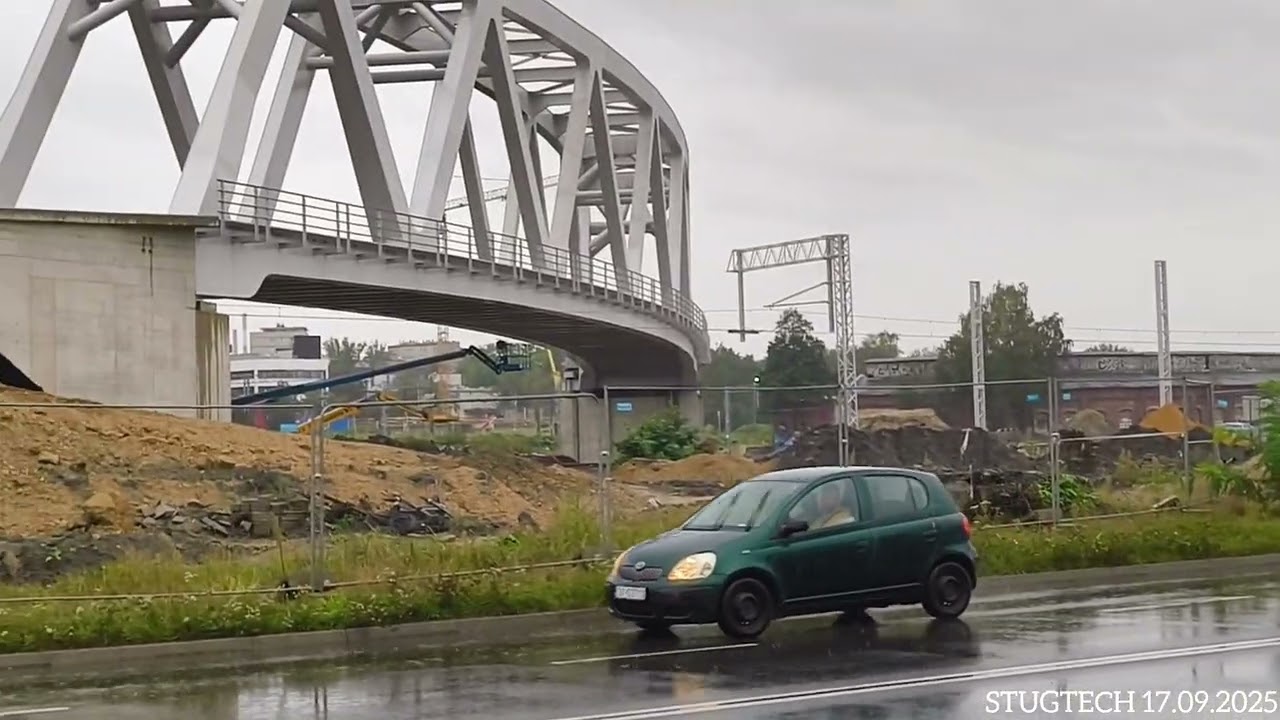 Usypany nasyp ziemny przy konstrukcji mostu kolejowego w Katowicach