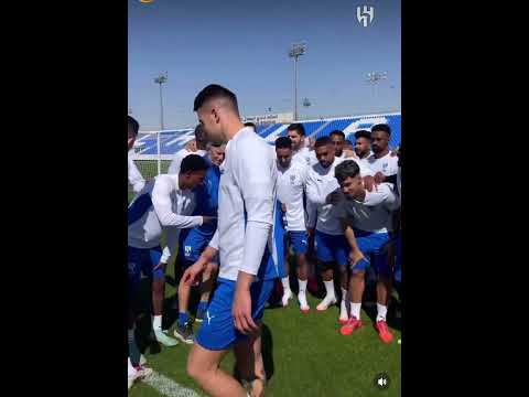 إحتفاء لاعبي الهلال بالنجم ناصر الدوسري بمناسبة وصوله ل 200 مباراة مع الهلال