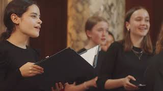 Anna Lapwood conducts Eric Whitacre's Seal Lullaby - Pembroke College Girls' Choir