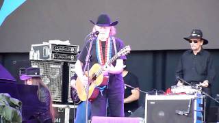 Willie Nelson - On the Road Again  (performed live at Glastonbury).MTS