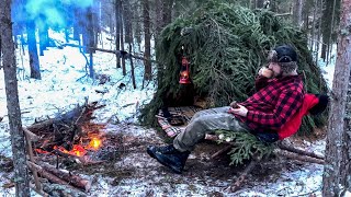 Bushcraft in a cold winter forest! Building a warm shelter to survive! Bushcraft camping!