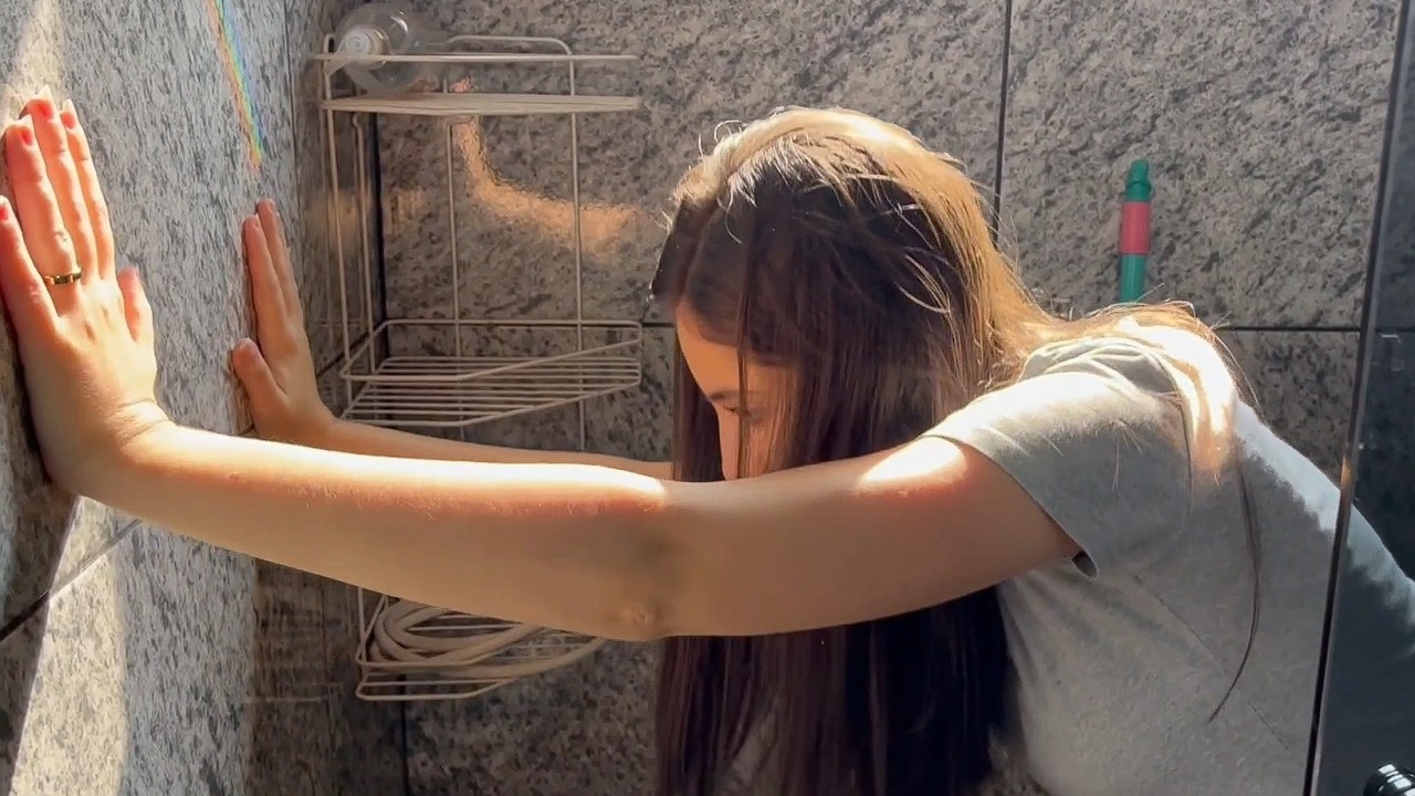 МОЯ МОЛОДАЯ ЖЕНА В ВАННОЙ КОМНАТЕ