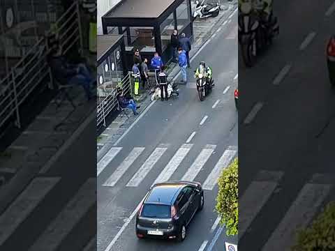 Video Torre del Greco, lava i vetri dell'auto e provoca uno scontro tra due scooter: centauro in ospedale