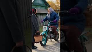 Бабуля на мотоцикле ездила за грибами | Покатушки на питбайке за городом