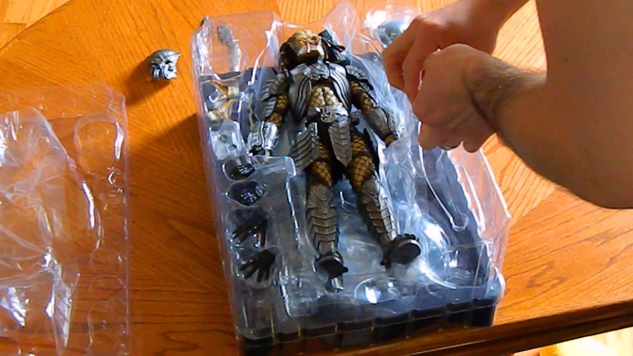 HOT TOYS MMS 221 AVP Celtic Predator - YouTube