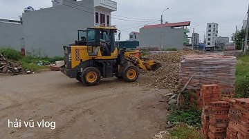 Máy xúc múc sỏi lên công nông ba bánh đi đổ công trường#congnongbabanh