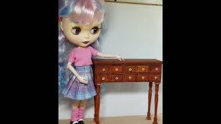 Comoda de madera miniatura escala 1:6. hecha a mano.Muebles de madera para barbie y Blythe