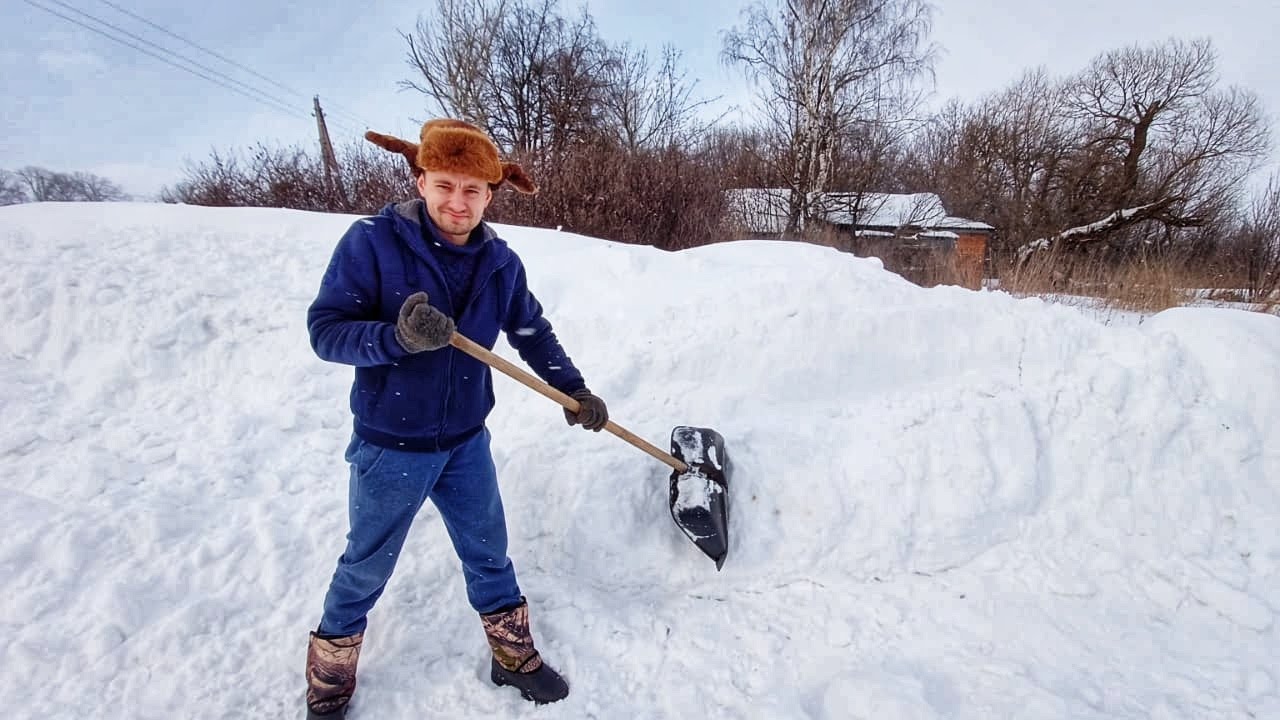 Уборка снега в деревне. Чистка снега в деревне. Расчистка снега в села. Деревню завалило снегом. Чистить снег в деревне