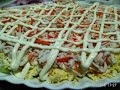 Салат из крабовых палочек и печени трески.Очень вкусный.