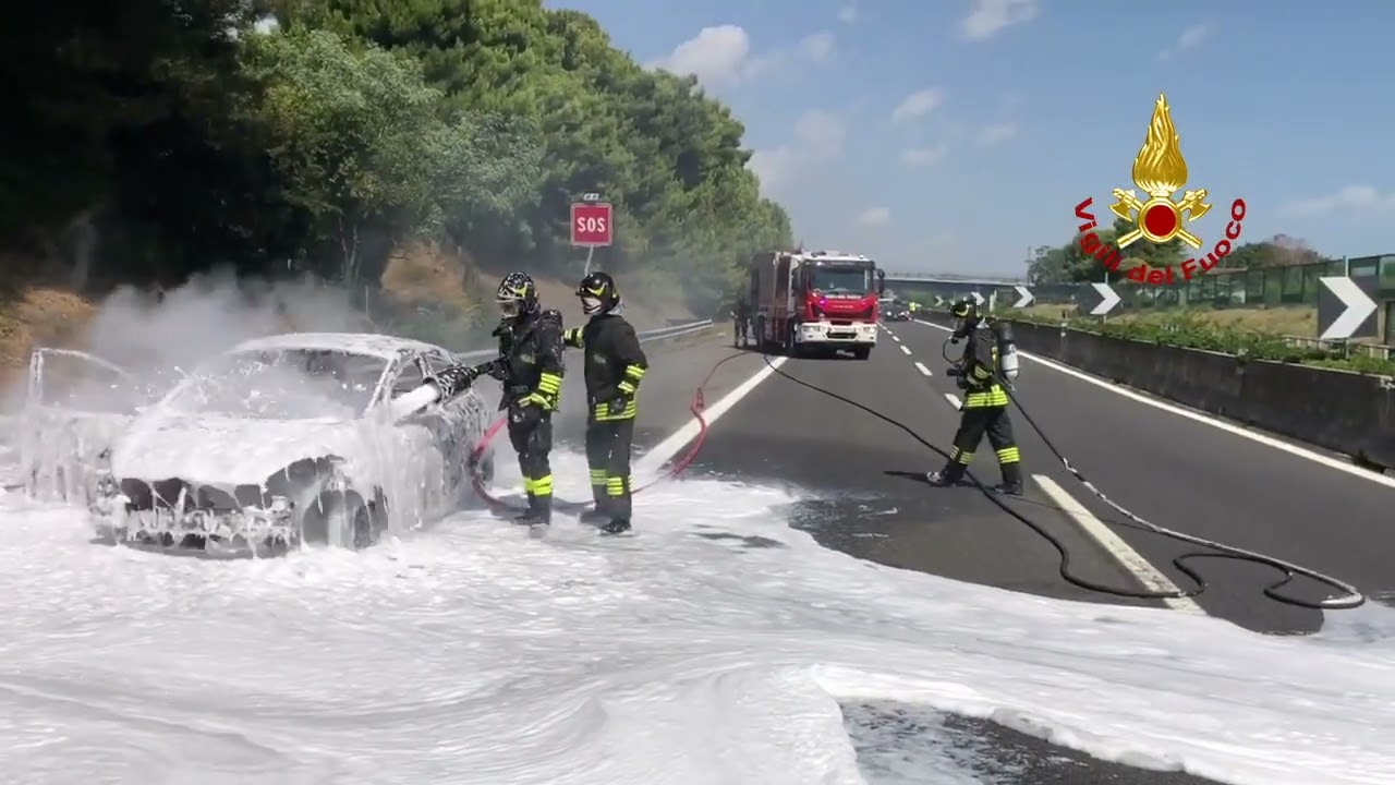 Incendio in autostrada, i vigili spengono le fiamme ricoprendo l'auto di schiuma