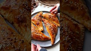 Слойки с ветчиной и сыром🧀🥓 #lunch #простойрецепт #выпечка #слойки