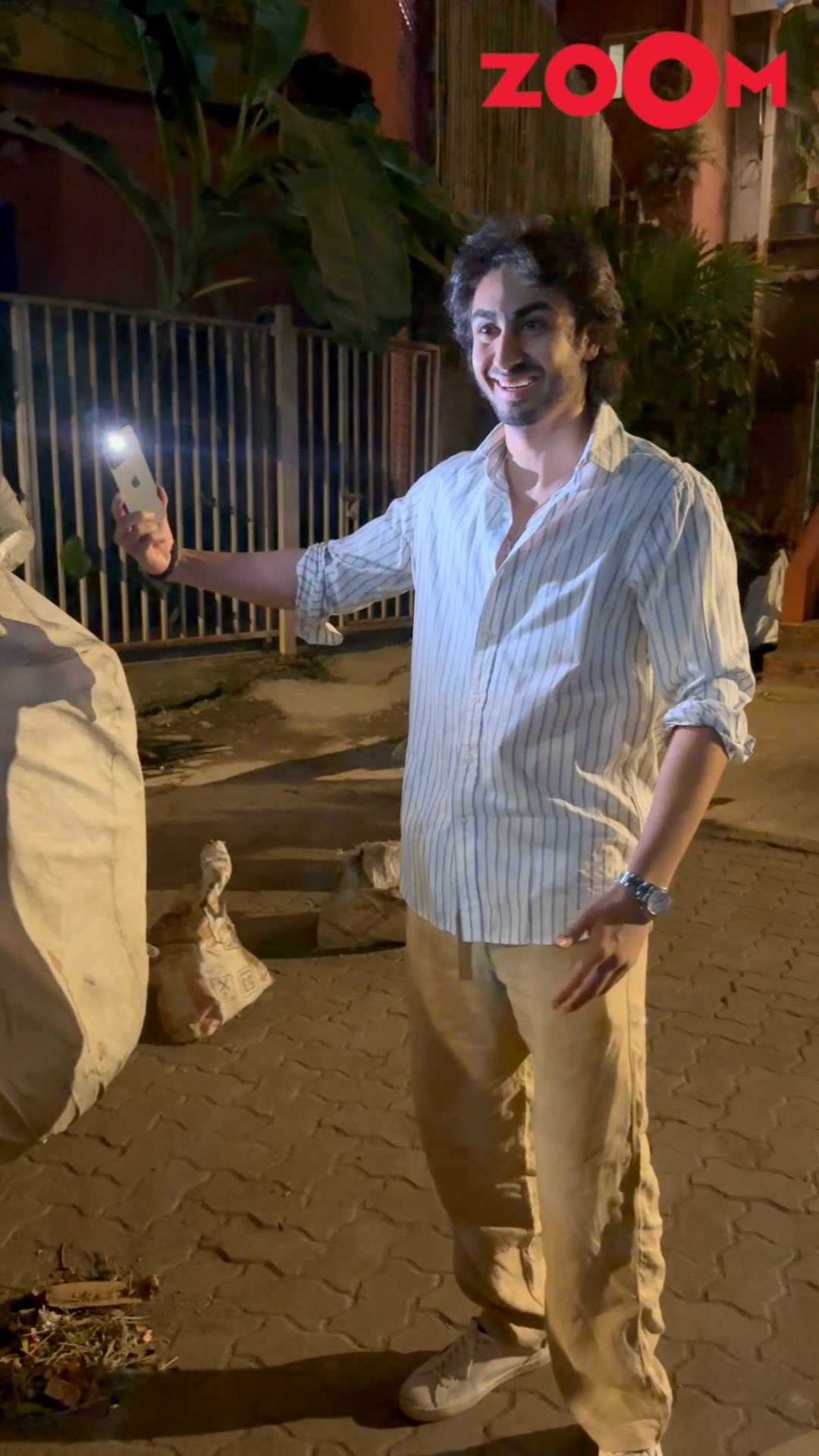 Arhaan Khan switches on his phone's flashlight to give light for paps ? #shorts #arhaankhan