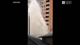 大阪の路上で大量の水噴き出す　マンホール取り替え中