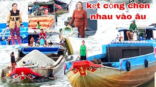 QUAY CẢNH CỐNG GẶP SỰ CỐ ĐÔNG NGHẸT SÀ LAN GHE TÀU CHEN NHAU VÀO ÂU THUYỀN