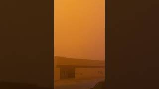 بالفيديو.. عاصفة غبارية تجتاح الرياض وشبه انعدام في الرؤية الأفقية