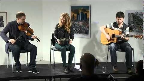 Moving home, barndance / Caitlín Nic Gabhann ; Caoimhín Ó Fearghail ; Ciarán Ó Maonaigh