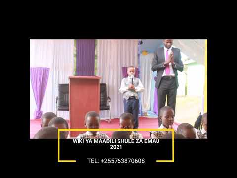Mwanafunzi Wa Shule Ya Msingi Emau Akiomba Kweye Siku Ya Kufunga Juma La Maadili Shule Za Emau 2021