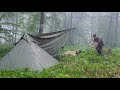 Faire du camping seul sous la pluie pain sur feu ouvert  ctelettes sur pierre naturelle