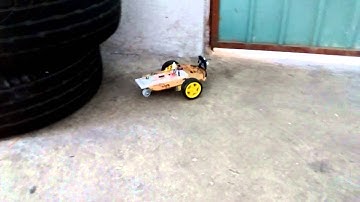 Carro evasor de obstáculos (HC-SR04 y PIC16F84A)