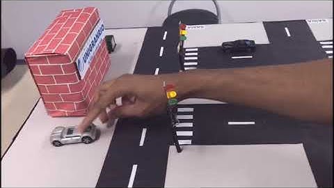 Brinquedo de sinais de trânsito controlado por microcontrolador Arduino Uno