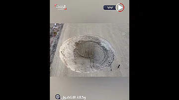 ظهور مفاجئ لحفرة عمقها 12 مترا في مدينة قونية التركية 