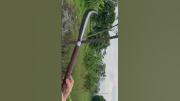 Tôi làm con dao quắm phát rẫy bằng thép lò xo xe lửa chặt cây như chặt chuối vậy thật hiếm có